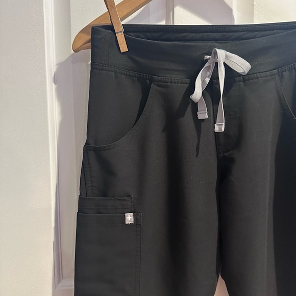 Figs Scrub Cargo Pants - Picture 7 of 7